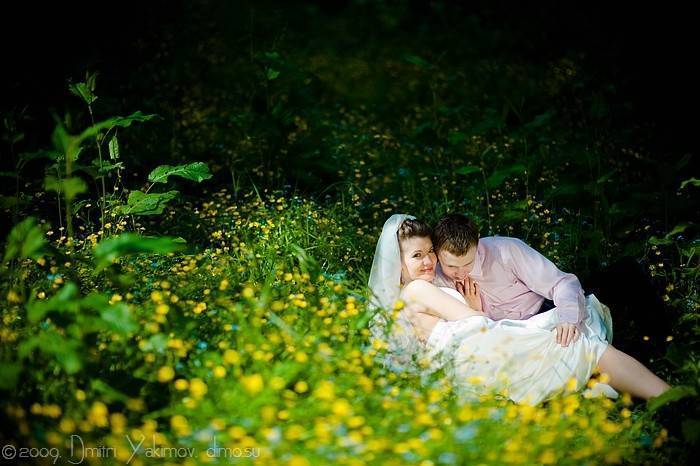 невеста с женихом в траве
